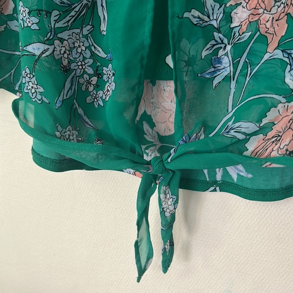 Sleeveless green blouse with flowers. Tie-front. - Picture 2 of 7